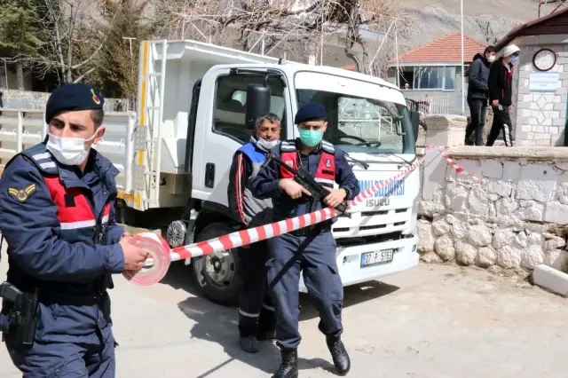 Son dakika haberleri: Jandarma tarihi eseri müzeyi götürmek istedi, köylüler üzerine oturarak böyle tepki gösterdi: 'Veremem abi' Son dakika haberleri: Jandarma tarihi eseri müzeyi götürmek istedi, köylüler üzerine oturarak böyle tepki gösterdi: 'Veremem abi'