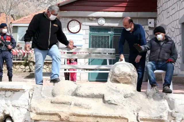 Son dakika haberleri: Jandarma tarihi eseri müzeyi götürmek istedi, köylüler üzerine oturarak böyle tepki gösterdi: 'Veremem abi' Son dakika haberleri: Jandarma tarihi eseri müzeyi götürmek istedi, köylüler üzerine oturarak böyle tepki gösterdi: 'Veremem abi'