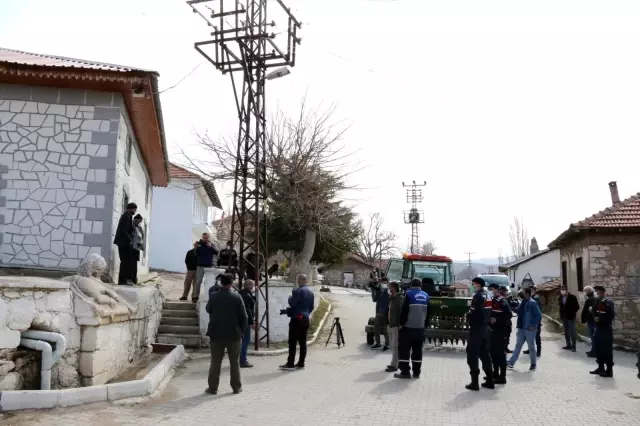 Son dakika haberleri: Jandarma tarihi eseri müzeyi götürmek istedi, köylüler üzerine oturarak böyle tepki gösterdi: 'Veremem abi' Son dakika haberleri: Jandarma tarihi eseri müzeyi götürmek istedi, köylüler üzerine oturarak böyle tepki gösterdi: 'Veremem abi'