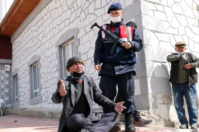 Son dakika haberleri: Jandarma tarihi eseri müzeyi götürmek istedi, köylüler üzerine oturarak böyle tepki gösterdi: 'Veremem abi' Son dakika haberleri: Jandarma tarihi eseri müzeyi götürmek istedi, köylüler üzerine oturarak böyle tepki gösterdi: 'Veremem abi'