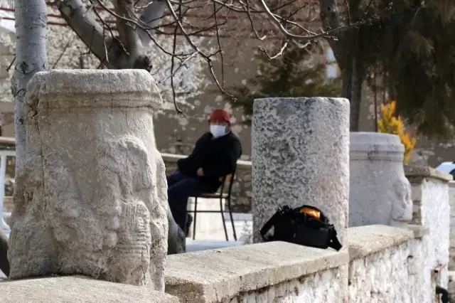 Son dakika haberleri: Jandarma tarihi eseri müzeyi götürmek istedi, köylüler üzerine oturarak böyle tepki gösterdi: 'Veremem abi' Son dakika haberleri: Jandarma tarihi eseri müzeyi götürmek istedi, köylüler üzerine oturarak böyle tepki gösterdi: 'Veremem abi'