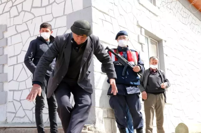 Son dakika haberleri: Jandarma tarihi eseri müzeyi götürmek istedi, köylüler üzerine oturarak böyle tepki gösterdi: 'Veremem abi' Son dakika haberleri: Jandarma tarihi eseri müzeyi götürmek istedi, köylüler üzerine oturarak böyle tepki gösterdi: 'Veremem abi'
