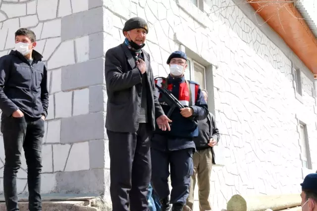 Son dakika haberleri: Jandarma tarihi eseri müzeyi götürmek istedi, köylüler üzerine oturarak böyle tepki gösterdi: 'Veremem abi' Son dakika haberleri: Jandarma tarihi eseri müzeyi götürmek istedi, köylüler üzerine oturarak böyle tepki gösterdi: 'Veremem abi'