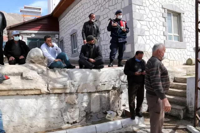 Son dakika haberleri: Jandarma tarihi eseri müzeyi götürmek istedi, köylüler üzerine oturarak böyle tepki gösterdi: 'Veremem abi' Son dakika haberleri: Jandarma tarihi eseri müzeyi götürmek istedi, köylüler üzerine oturarak böyle tepki gösterdi: 'Veremem abi'
