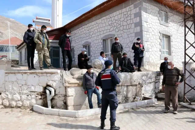 Son dakika haberleri: Jandarma tarihi eseri müzeyi götürmek istedi, köylüler üzerine oturarak böyle tepki gösterdi: 'Veremem abi' Son dakika haberleri: Jandarma tarihi eseri müzeyi götürmek istedi, köylüler üzerine oturarak böyle tepki gösterdi: 'Veremem abi'