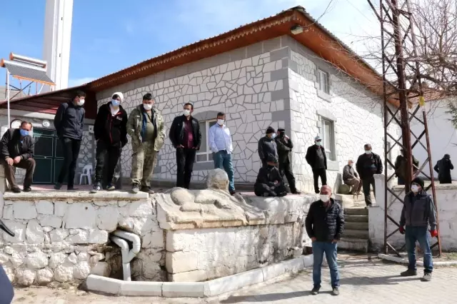 Son dakika haberleri: Jandarma tarihi eseri müzeyi götürmek istedi, köylüler üzerine oturarak böyle tepki gösterdi: 'Veremem abi' Son dakika haberleri: Jandarma tarihi eseri müzeyi götürmek istedi, köylüler üzerine oturarak böyle tepki gösterdi: 'Veremem abi'