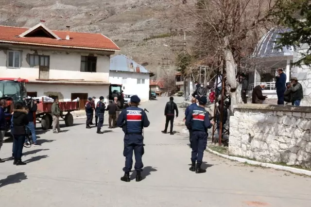 Son dakika haberleri: Jandarma tarihi eseri müzeyi götürmek istedi, köylüler üzerine oturarak böyle tepki gösterdi: 'Veremem abi' Son dakika haberleri: Jandarma tarihi eseri müzeyi götürmek istedi, köylüler üzerine oturarak böyle tepki gösterdi: 'Veremem abi'