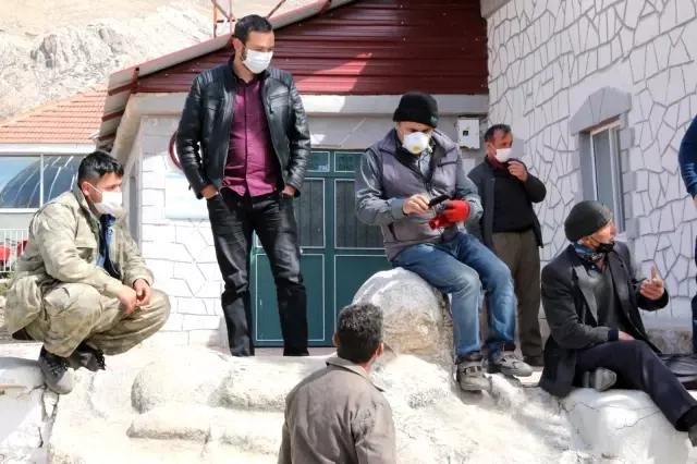 Son dakika haberleri: Jandarma tarihi eseri müzeyi götürmek istedi, köylüler üzerine oturarak böyle tepki gösterdi: 'Veremem abi' Son dakika haberleri: Jandarma tarihi eseri müzeyi götürmek istedi, köylüler üzerine oturarak böyle tepki gösterdi: 'Veremem abi'