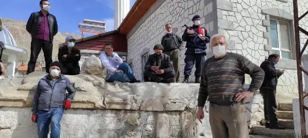 Tarihi eserlerin mahallelerinde kalması için oturma eylemi başlattılar Tarihi eserlerin mahallelerinde kalması için oturma eylemi başlattılar