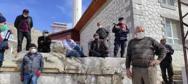 Tarihi eserlerin mahallelerinde kalması için oturma eylemi başlattılar Tarihi eserlerin mahallelerinde kalması için oturma eylemi başlattılar