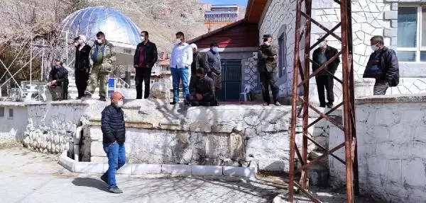 Tarihi eserlerin mahallelerinde kalması için oturma eylemi başlattılar Tarihi eserlerin mahallelerinde kalması için oturma eylemi başlattılar