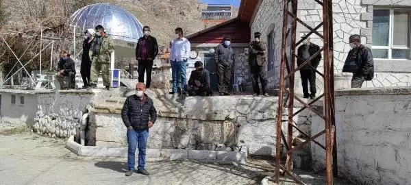 Tarihi eserlerin mahallelerinde kalması için oturma eylemi başlattılar Tarihi eserlerin mahallelerinde kalması için oturma eylemi başlattılar