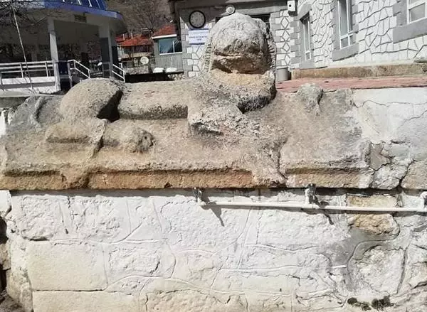 Tarihi eserlerin mahallelerinde kalması için oturma eylemi başlattılar Tarihi eserlerin mahallelerinde kalması için oturma eylemi başlattılar