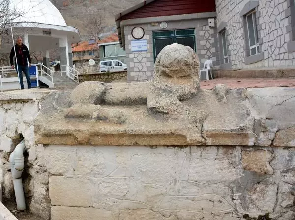 Tarihi eserlerin mahallelerinde kalması için oturma eylemi başlattılar Tarihi eserlerin mahallelerinde kalması için oturma eylemi başlattılar