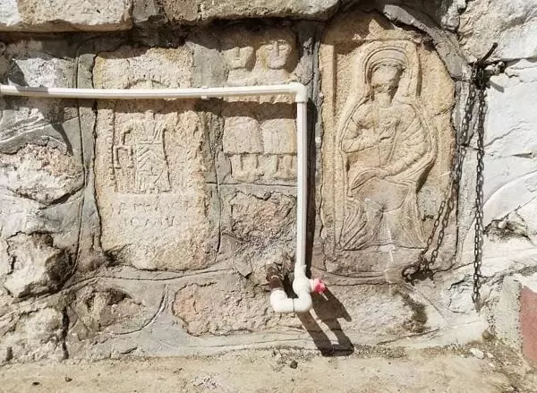Tarihi eserlerin mahallelerinde kalması için oturma eylemi başlattılar Tarihi eserlerin mahallelerinde kalması için oturma eylemi başlattılar