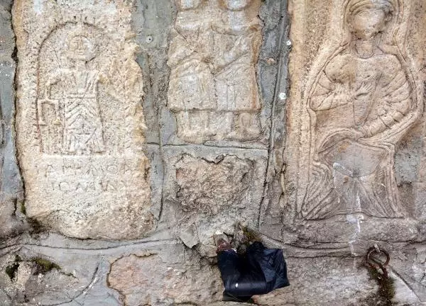 Tarihi eserlerin mahallelerinde kalması için oturma eylemi başlattılar Tarihi eserlerin mahallelerinde kalması için oturma eylemi başlattılar