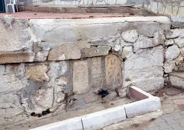Tarihi eserlerin mahallelerinde kalması için oturma eylemi başlattılar Tarihi eserlerin mahallelerinde kalması için oturma eylemi başlattılar