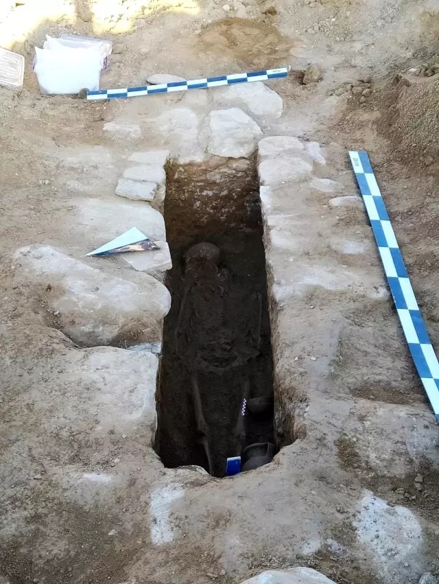 Tarlasını sürerken lahit mezar buldu Tarlasını sürerken lahit mezar buldu