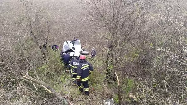 TARLAYA UÇAN OTOMOBİLDE SIKIŞAN YARALI SÜRÜCÜ İÇİN SEFERBER OLDULAR TARLAYA UÇAN OTOMOBİLDE SIKIŞAN YARALI SÜRÜCÜ İÇİN SEFERBER OLDULAR