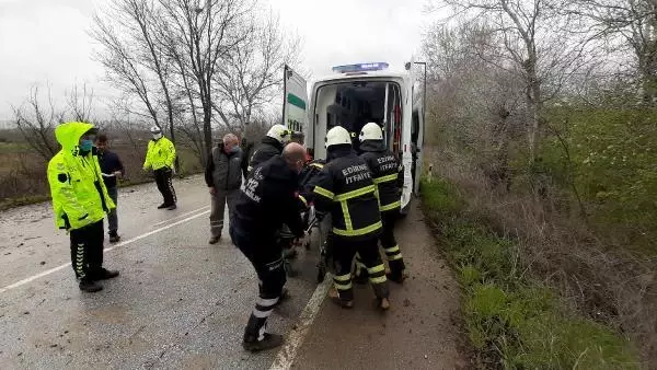 TARLAYA UÇAN OTOMOBİLDE SIKIŞAN YARALI SÜRÜCÜ İÇİN SEFERBER OLDULAR TARLAYA UÇAN OTOMOBİLDE SIKIŞAN YARALI SÜRÜCÜ İÇİN SEFERBER OLDULAR