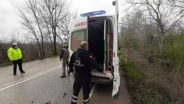 TARLAYA UÇAN OTOMOBİLDE SIKIŞAN YARALI SÜRÜCÜ İÇİN SEFERBER OLDULAR TARLAYA UÇAN OTOMOBİLDE SIKIŞAN YARALI SÜRÜCÜ İÇİN SEFERBER OLDULAR