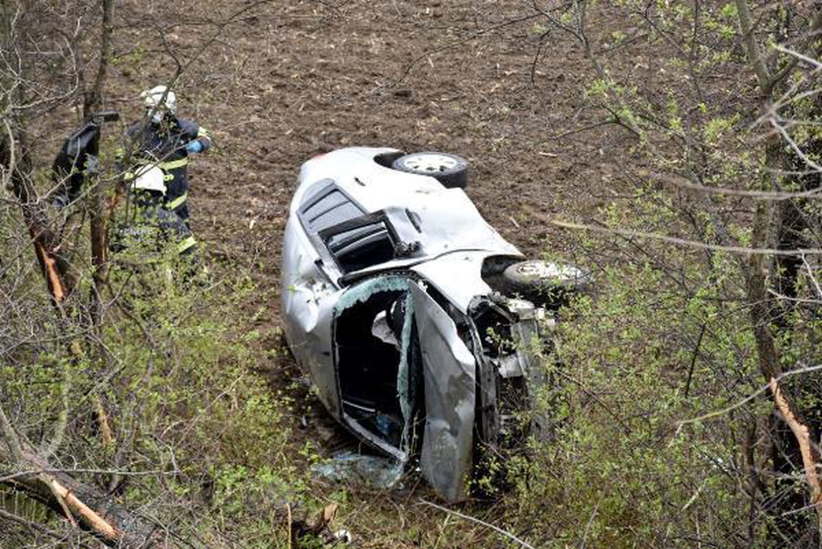 TARLAYA UÇAN OTOMOBİLDE SIKIŞAN YARALI SÜRÜCÜ İÇİN SEFERBER OLDULAR