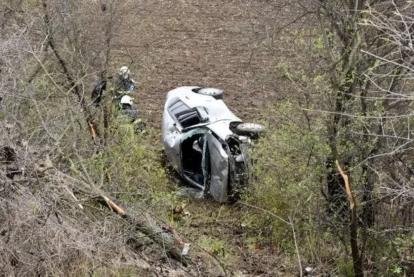 TARLAYA UÇAN OTOMOBİLDE SIKIŞAN YARALI SÜRÜCÜ İÇİN SEFERBER OLDULAR TARLAYA UÇAN OTOMOBİLDE SIKIŞAN YARALI SÜRÜCÜ İÇİN SEFERBER OLDULAR
