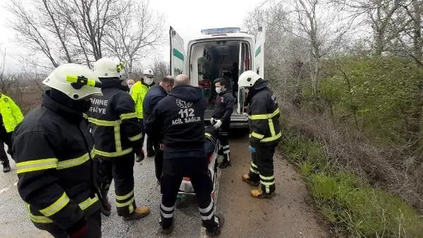 TARLAYA UÇAN OTOMOBİLDE SIKIŞAN YARALI SÜRÜCÜ İÇİN SEFERBER OLDULAR TARLAYA UÇAN OTOMOBİLDE SIKIŞAN YARALI SÜRÜCÜ İÇİN SEFERBER OLDULAR