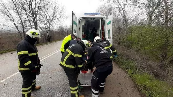 TARLAYA UÇAN OTOMOBİLDE SIKIŞAN YARALI SÜRÜCÜ İÇİN SEFERBER OLDULAR TARLAYA UÇAN OTOMOBİLDE SIKIŞAN YARALI SÜRÜCÜ İÇİN SEFERBER OLDULAR