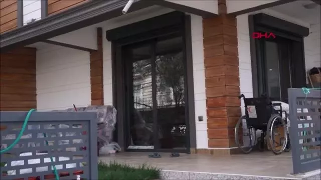 TARTIŞTIĞI EŞİNİ SATIRLA YARALAYIP, ÇAĞIRDIĞI POLİSLERE TESLİM OLDU TARTIŞTIĞI EŞİNİ SATIRLA YARALAYIP, ÇAĞIRDIĞI POLİSLERE TESLİM OLDU