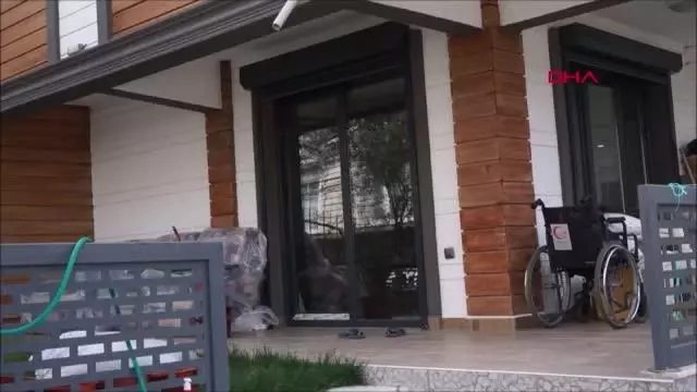 TARTIŞTIĞI EŞİNİ SATIRLA YARALAYIP, ÇAĞIRDIĞI POLİSLERE TESLİM OLDU TARTIŞTIĞI EŞİNİ SATIRLA YARALAYIP, ÇAĞIRDIĞI POLİSLERE TESLİM OLDU
