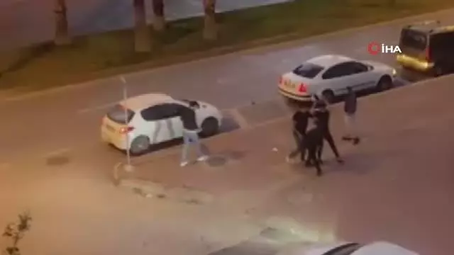 Tartıştığı motosiklet sürücüsünün kafasına kask ile vurdu... O anlar kamerada Tartıştığı motosiklet sürücüsünün kafasına kask ile vurdu... O anlar kamerada