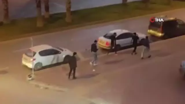 Tartıştığı motosiklet sürücüsünün kafasına kask ile vurdu... O anlar kamerada Tartıştığı motosiklet sürücüsünün kafasına kask ile vurdu... O anlar kamerada
