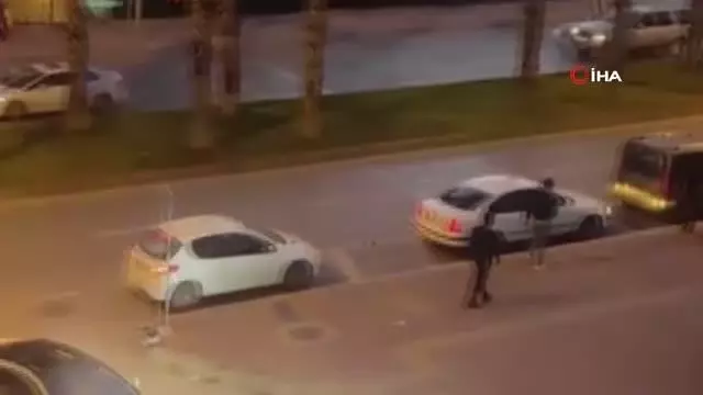 Tartıştığı motosiklet sürücüsünün kafasına kask ile vurdu... O anlar kamerada Tartıştığı motosiklet sürücüsünün kafasına kask ile vurdu... O anlar kamerada