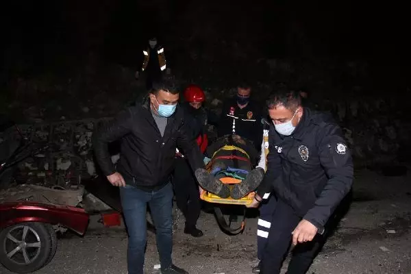 Tekeri kopan otomobil şarampole devrildi, sürücü ağır yaralandı Tekeri kopan otomobil şarampole devrildi, sürücü ağır yaralandı
