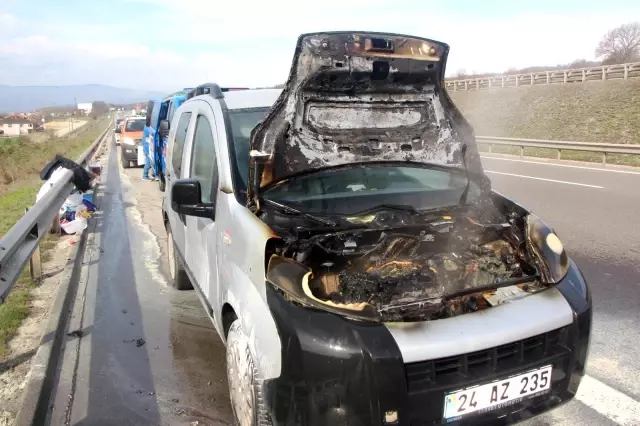 TEM'de motor kısmı yanan hafif ticari araç kullanılamaz hale geldi TEM'de motor kısmı yanan hafif ticari araç kullanılamaz hale geldi