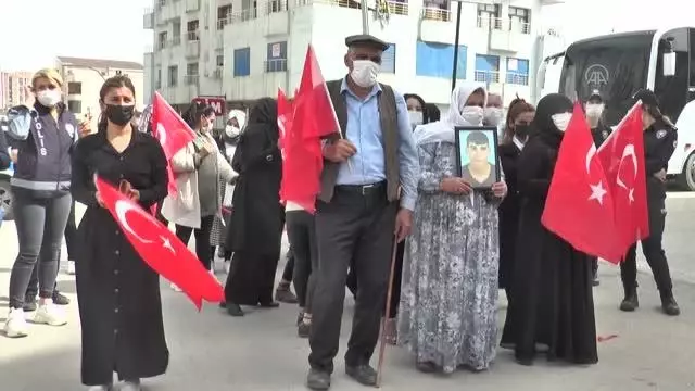 Son dakika haberleri... Terör mağduru aileler HDP İl Başkanlığı önünde eylem yaptı Son dakika haberleri... Terör mağduru aileler HDP İl Başkanlığı önünde eylem yaptı