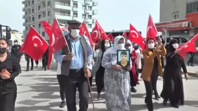 Son dakika haberleri... Terör mağduru aileler HDP İl Başkanlığı önünde eylem yaptı Son dakika haberleri... Terör mağduru aileler HDP İl Başkanlığı önünde eylem yaptı