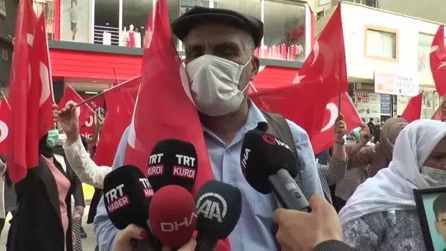 Son dakika haberleri... Terör mağduru aileler HDP İl Başkanlığı önünde eylem yaptı Son dakika haberleri... Terör mağduru aileler HDP İl Başkanlığı önünde eylem yaptı