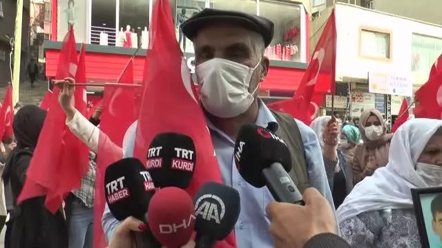 Son dakika haberleri... Terör mağduru aileler HDP İl Başkanlığı önünde eylem yaptı Son dakika haberleri... Terör mağduru aileler HDP İl Başkanlığı önünde eylem yaptı