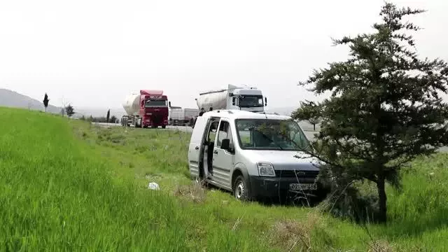 Tır ile hafif ticari araç çarpıştı: 4 yaralı (2) Tır ile hafif ticari araç çarpıştı: 4 yaralı (2)