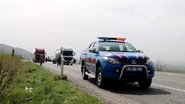 Tır ile hafif ticari araç çarpıştı: 4 yaralı (2) Tır ile hafif ticari araç çarpıştı: 4 yaralı (2)
