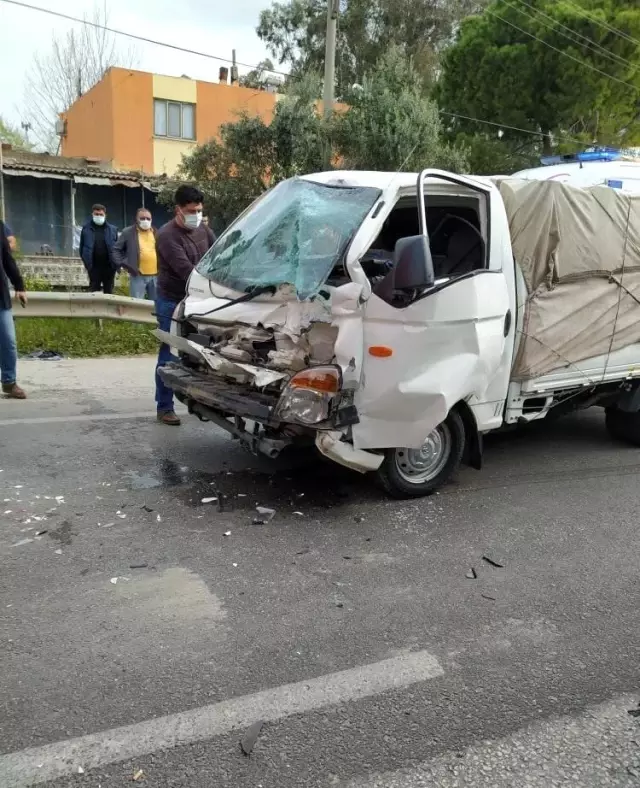 Tıra arkadan çarpan kamyonetin sürücüsü yaralandı Tıra arkadan çarpan kamyonetin sürücüsü yaralandı