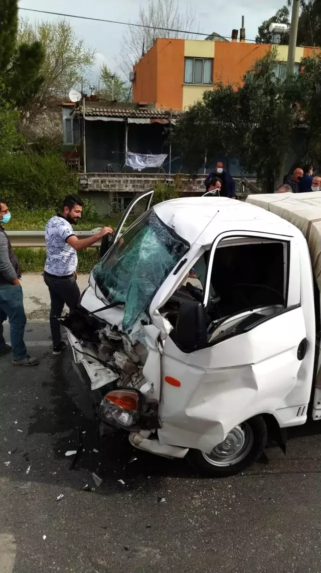Tıra arkadan çarpan kamyonetin sürücüsü yaralandı Tıra arkadan çarpan kamyonetin sürücüsü yaralandı