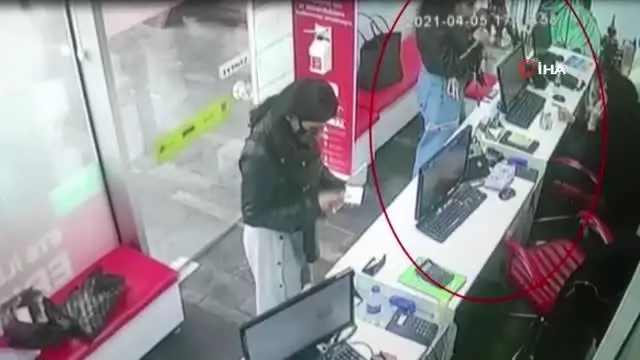 'Tırnakçılık' yöntemiyle dolandırıcılık yapan İranlı kadınlar önce kameraya sonra polise yakalandı 'Tırnakçılık' yöntemiyle dolandırıcılık yapan İranlı kadınlar önce kameraya sonra polise yakalandı