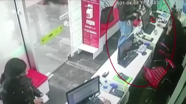 'Tırnakçılık' yöntemiyle dolandırıcılık yapan İranlı kadınlar önce kameraya sonra polise yakalandı 'Tırnakçılık' yöntemiyle dolandırıcılık yapan İranlı kadınlar önce kameraya sonra polise yakalandı