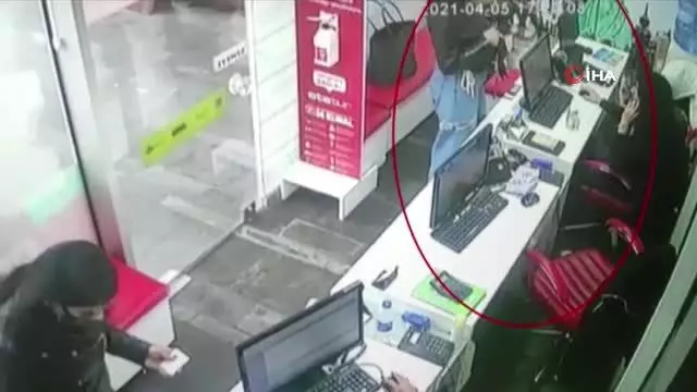 'Tırnakçılık' yöntemiyle dolandırıcılık yapan İranlı kadınlar önce kameraya sonra polise yakalandı 'Tırnakçılık' yöntemiyle dolandırıcılık yapan İranlı kadınlar önce kameraya sonra polise yakalandı
