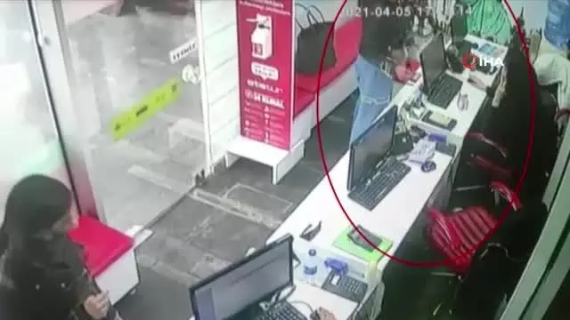 'Tırnakçılık' yöntemiyle dolandırıcılık yapan İranlı kadınlar önce kameraya sonra polise yakalandı 'Tırnakçılık' yöntemiyle dolandırıcılık yapan İranlı kadınlar önce kameraya sonra polise yakalandı