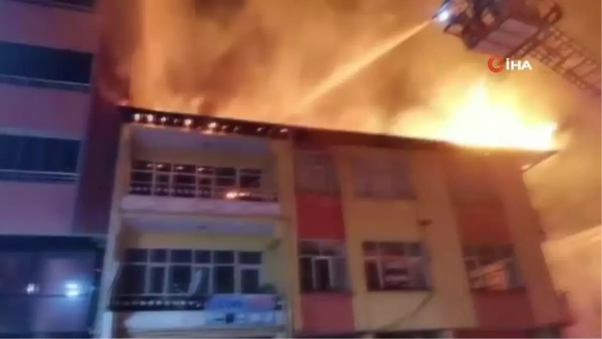Tokat'ta iki katlı binanın çatısı alev alev yandı