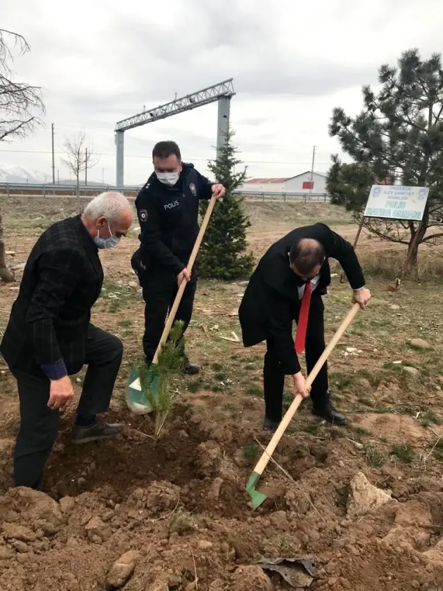 Tomarza'da Türk Polis Teşkilatının 176. yıl dönümünde 176 fidan toprakla buluşturuldu Tomarza'da Türk Polis Teşkilatının 176. yıl dönümünde 176 fidan toprakla buluşturuldu